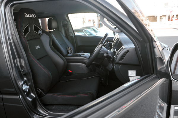 181101_recaro_sr7f_asm_ruby_Hiace_1.jpg