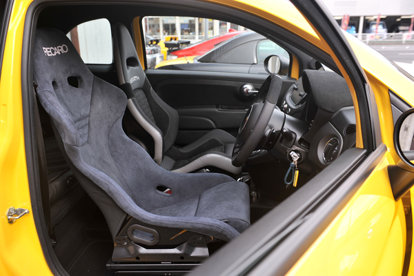 181202_RECARO_RS-G_rsg_Fiat500_Abarth_.jpg