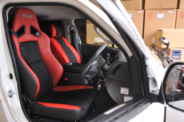 190209_toyota_Hiace_recaro_sr7f_lassic_ASM_.jpg