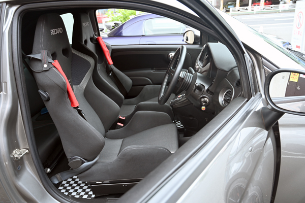201011_abarth595_asmyokohama_recaro_sr6.jpg